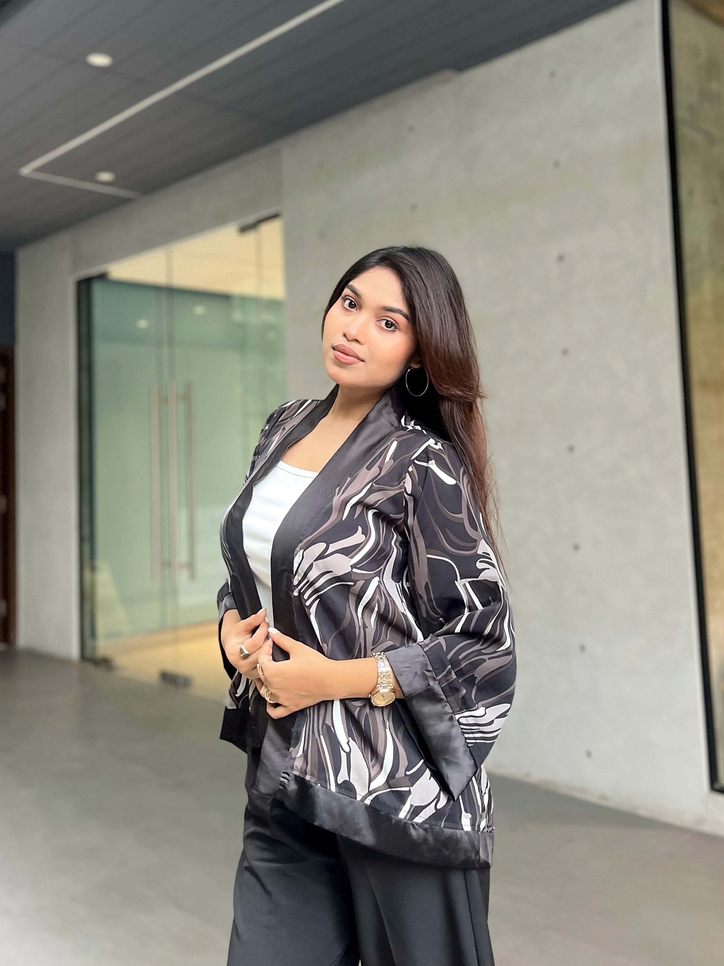 Black Marble Print Short Kimono – Chic Outer Layer for Women | TrendyBuzz