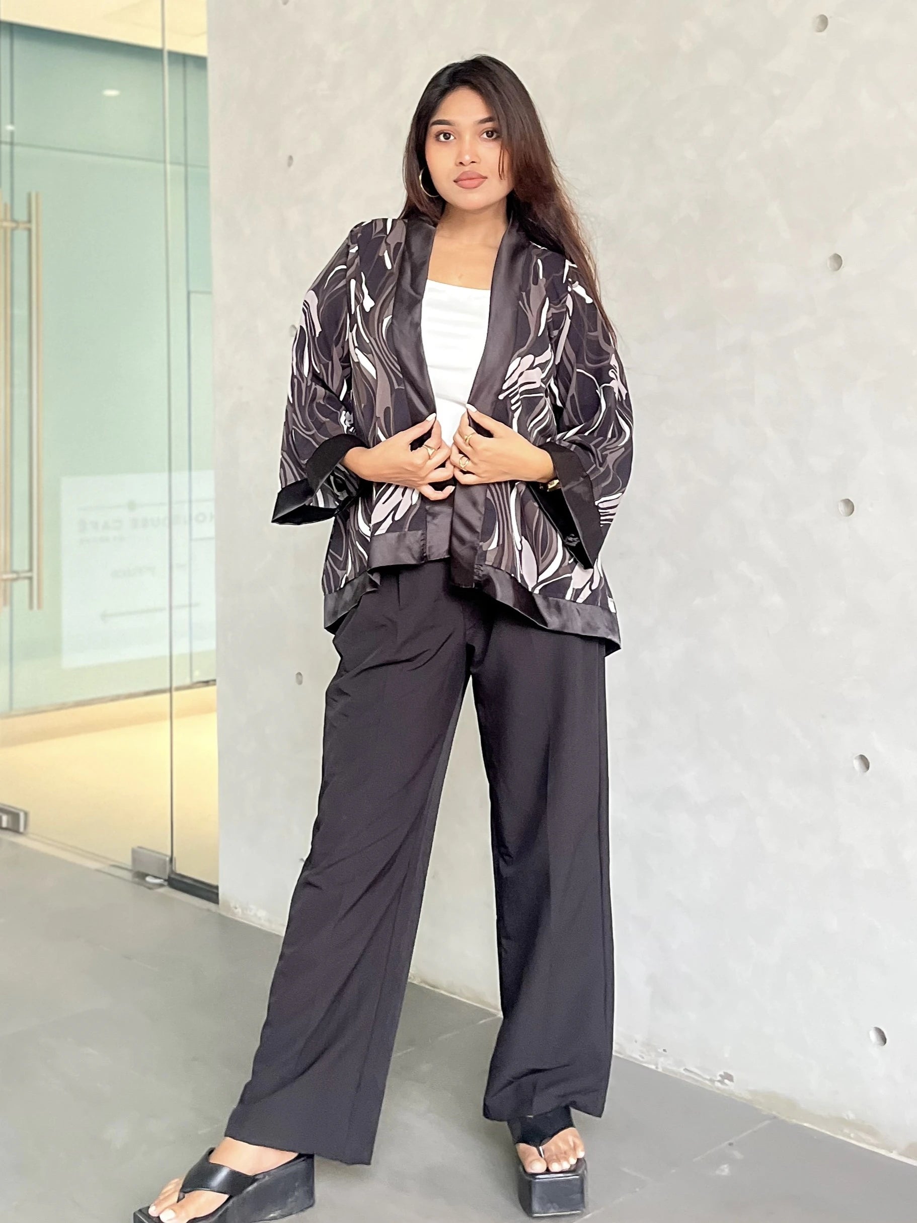 Black Marble Print Short Kimono – Chic Outer Layer for Women | TrendyBuzz